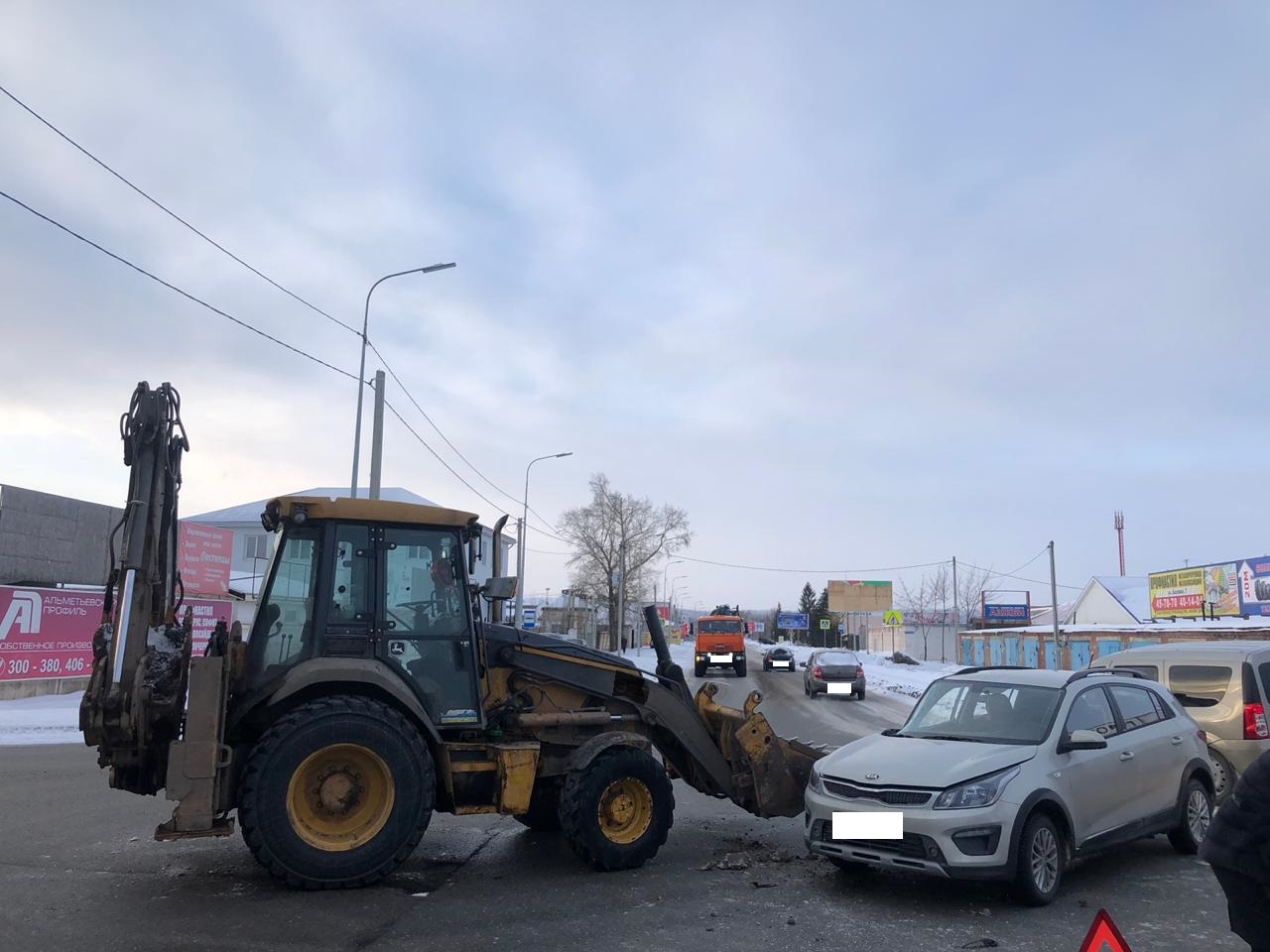 В Альметьевске трактор столкнулся с легковым автомобилем